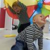 Børnehavebørn leger i børnehusets aktivitetsrum