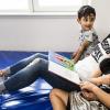 Pædagog læser højt for to børn