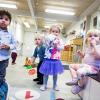 Børn i et legerum i børnehuset