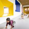 Børnehavebørn leget på gangen i børnehuset