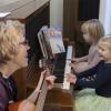 Pædagog spiller musik med børnehavebørn