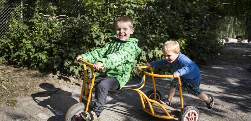 To drenge leget på en cykel 