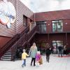 Indgang til børnehuset hulahop med to trapper på hver sin sin længe og træfacade.