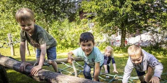 Askelunden Fire børn klatrer på klatrestativ