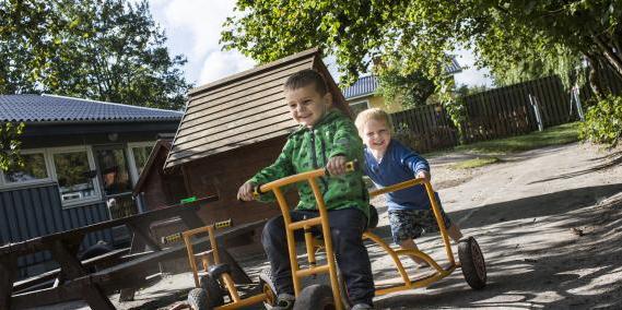 Sømosen to glade drenge på cykler